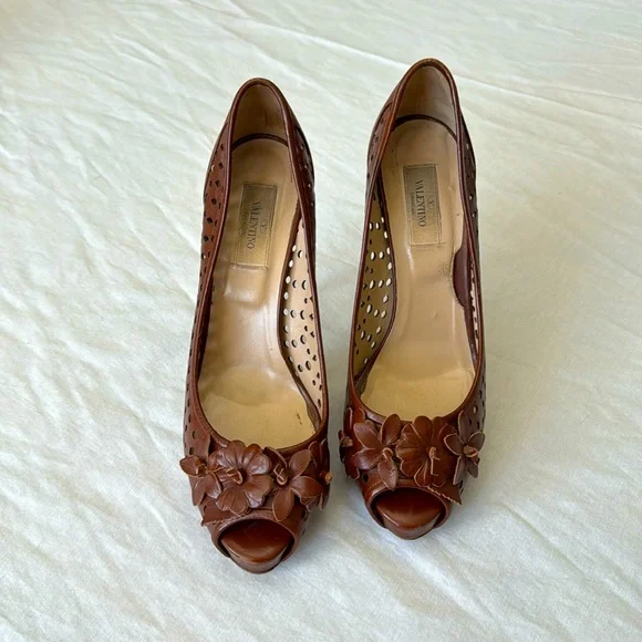 Valentino Garavani Leather Floral Pumps / heels - Picture 1 of 8